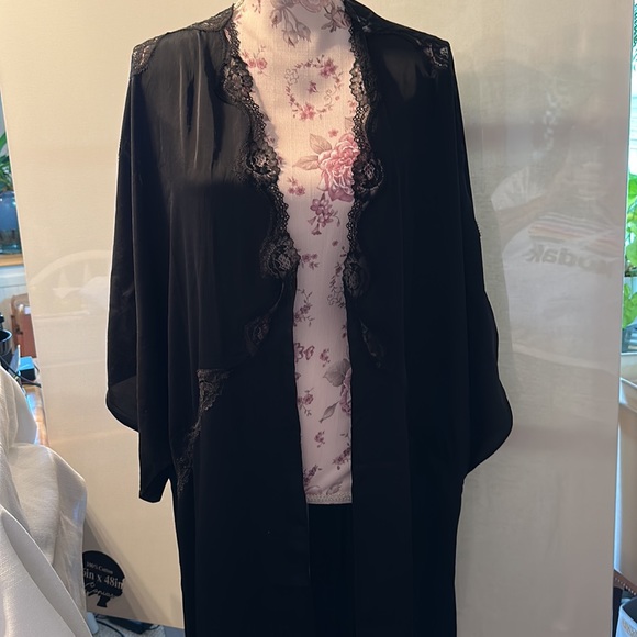 Victoria’s Secret Black Kimono Robe - Picture 3 of 4